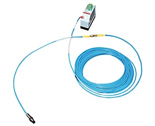 Ein gewickeltes blaues Kabel, bei dem ein Ende an einer metallischen Sonde in der unteren linken Ecke und das andere Ende an einem Treibermodul befestigt ist