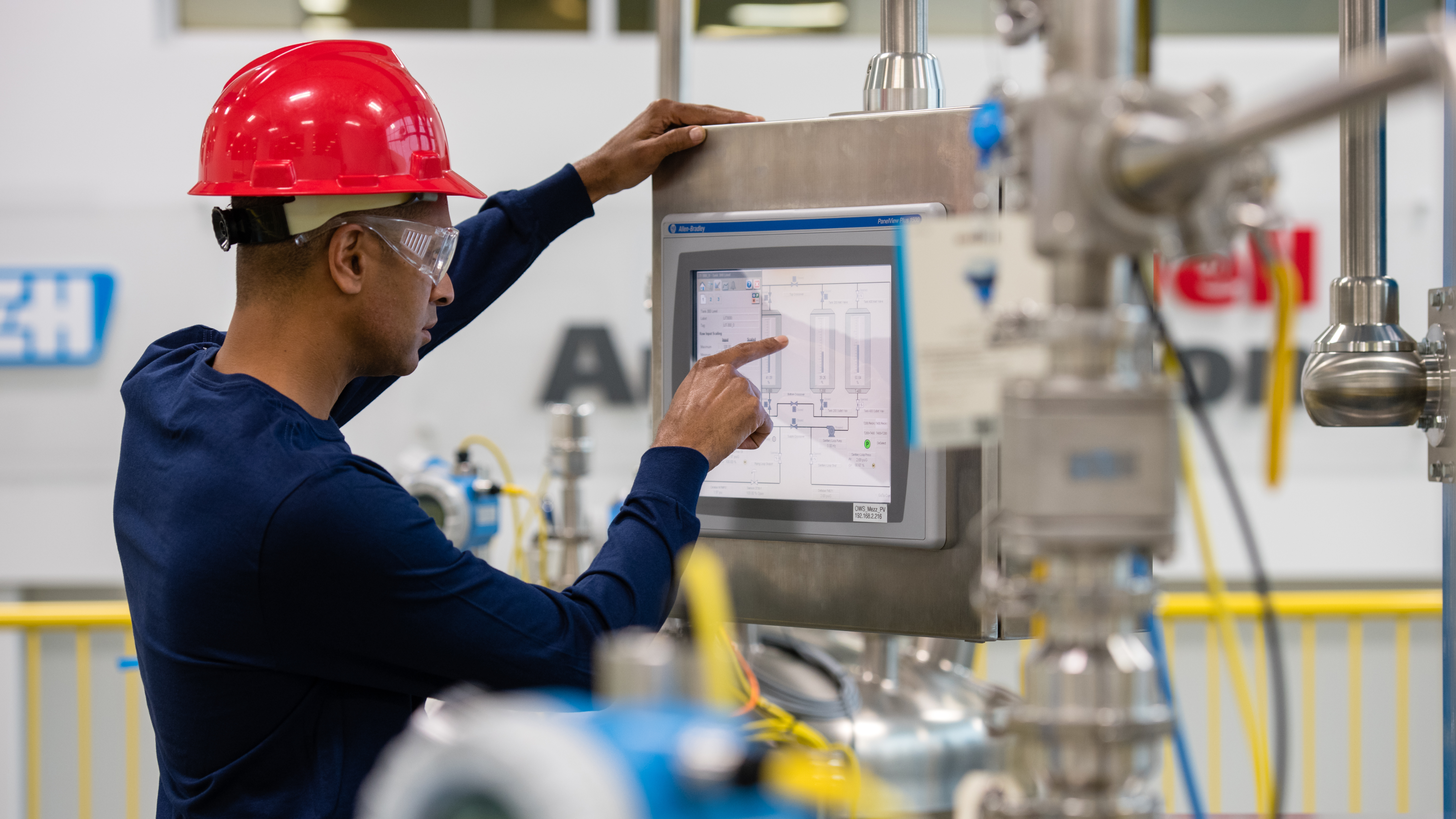 Промышленная автоматизация rockwell. Человек в каске. Квалифицированные кадры картинки. 5 современных работ. Современные профессии 2022 для девушек.