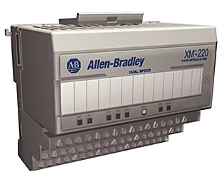 Um módulo de medição cinza ligeiramente voltado para a direita com o logotipo azul da Allen-Bradley no canto superior esquerdo e uma leve visão da parte superior do módulo