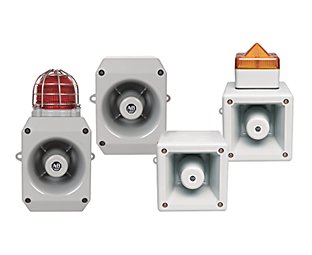 Quatre avertisseurs sonores électroniques AB. Les deux avertisseurs sonores de gauche ont un profil légèrement plus long et un revêtement anticorrosion gris plus foncé. L'avertisseur sonore le plus à gauche est équipé d'une balise rouge pour environnement dangereux fixée sur la partie supérieure. Les deux à droite, de forme plus carrée, sont en plastique blanc. L'avertisseur sonore le plus à droite est équipé d'une balise orange fixée sur la partie supérieure.